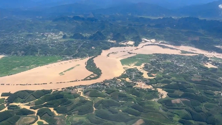 Quân đội điều máy bay mang 18 tấn hàng cứu trợ người dân vùng lũ Nghệ An